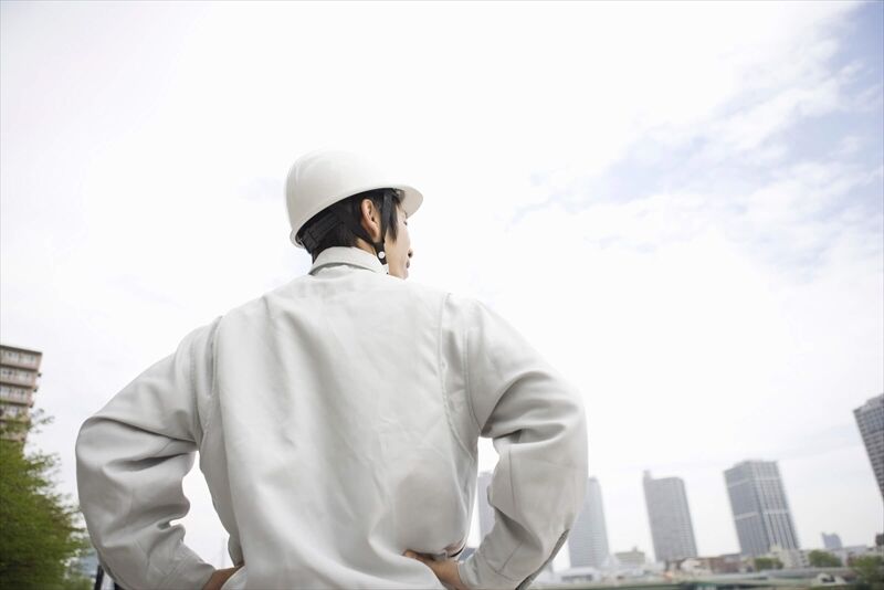 周りを見る男性 (1)